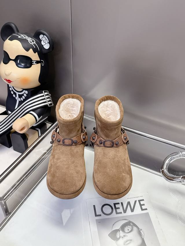 Factory direct women's clothing, shoes, and sportswear original items. Sizes 35-