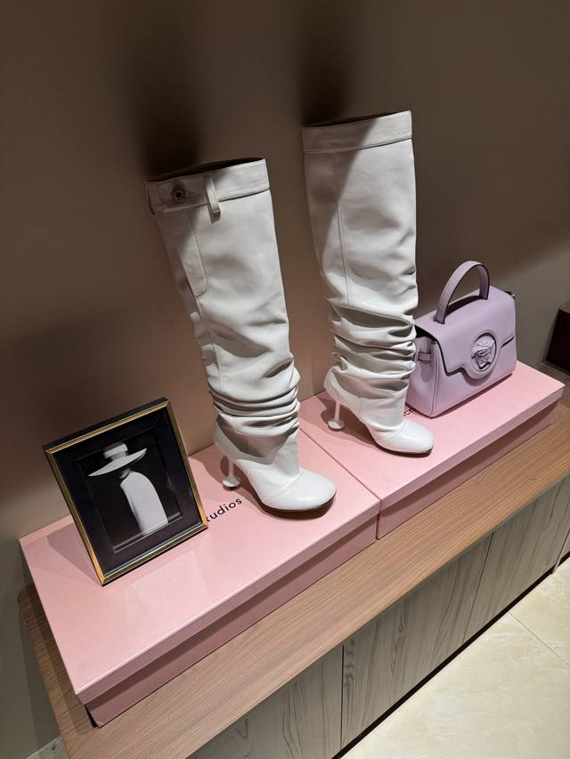 Factory direct women's clothing, shoes, sportswear, original quality. Loewe clas