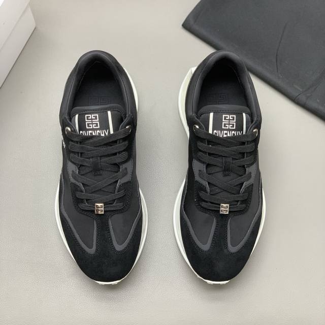 Men's Low-Top Casual Shoes - Made of black perforated leather, featuring a 4G lo