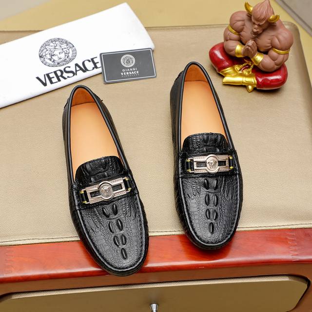 Factory direct price Versace men's new driving shoes are now available. Original