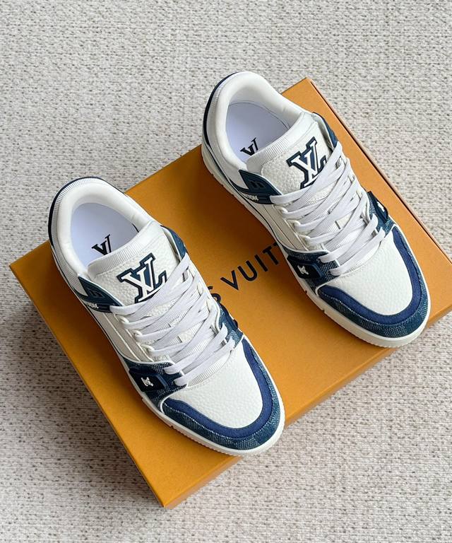 New LV Men's Casual Shoes, Officially Released. This LV Trainer sneaker features