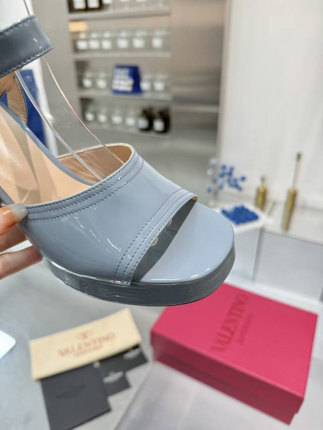 Factory Top-Tier Valentno Newcomer Model! 2025Ss Latest Metal Logo Wedge Platfor