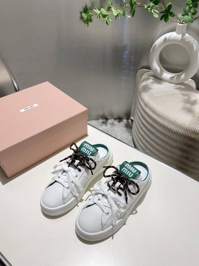 New Miu Miu 2025 Spring/Summer fuzzy casual white slippers, factory-made. A key