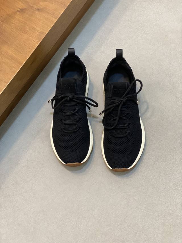 Dior's latest men's fashion sneakers. This piece draws inspiration from retro ru