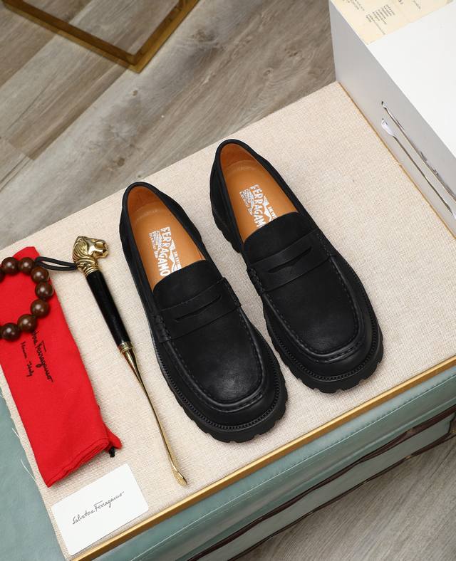 Factory Price P Water-dyed calfskin Salvatore Ferragamo is a top international l