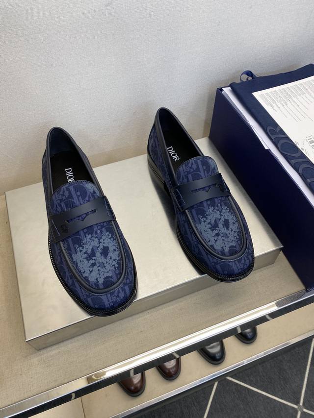 Di*R Ddd, Top-tier craftsmanship Fashionable formal leather sole True to size: 3