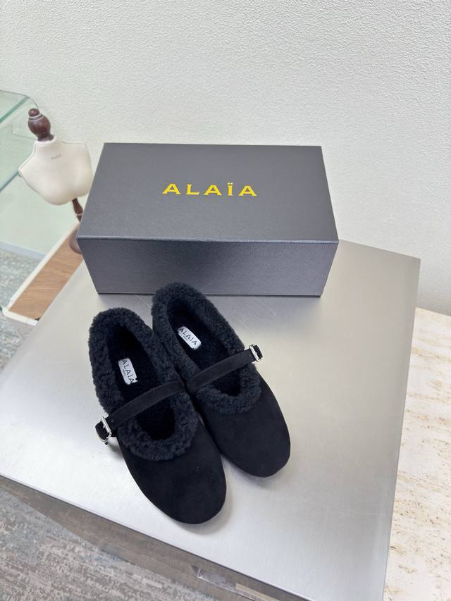 Mary Jane Shoes with Suede and Wool Lining. Comfortable and Warm. Alaia shoes fr