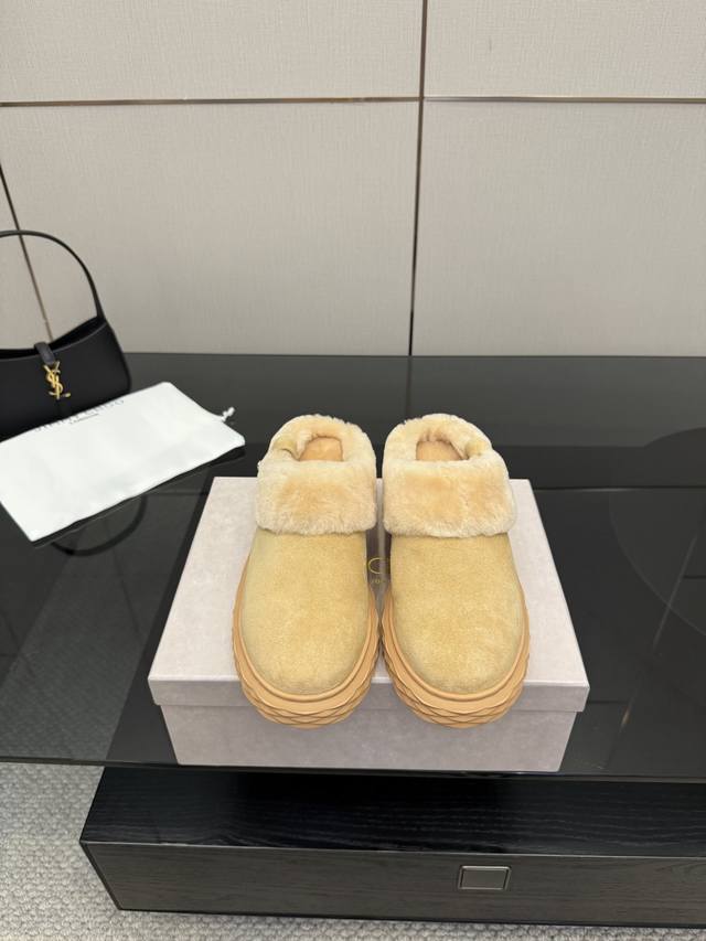 Exclusive release from Jimmy Choo! These slippers feature a wool lining and the