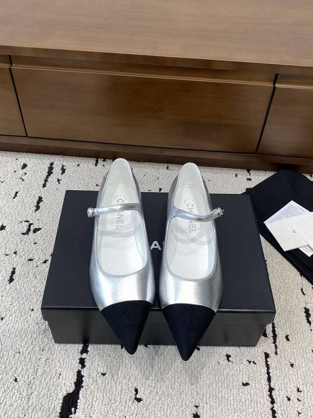 High-quality Chanel Mary Jane flat shoes, Fall 2025 new style. These shoes exude