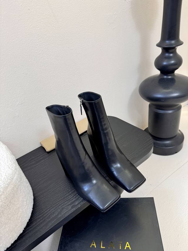 2025 Autumn/Winter New Arrival Alaia Minimalist Chic Side Zipper Chunky Heel Squ