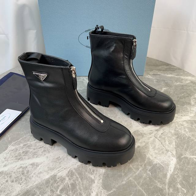 Leather upper plus 10 Latest model from (P brand) Upper: High-gloss suede, full-