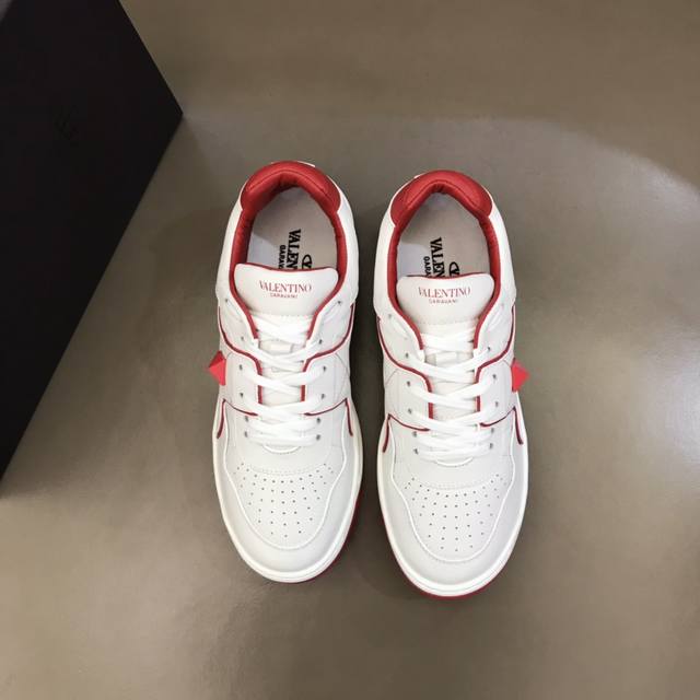 Valentin One Stud series platform sneakers, featuring a simple and clean design