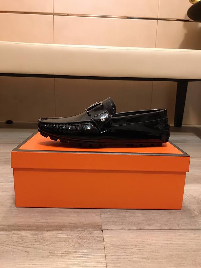 Factory direct price Louis Vuitton new men's casual loafers, imported patent lea