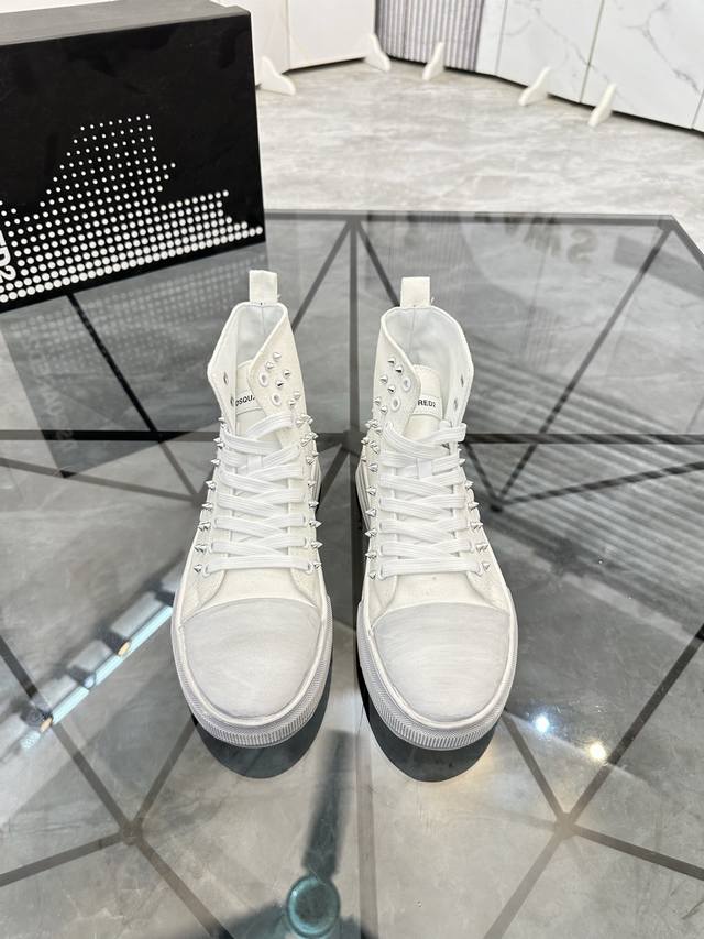 Price: P Product Brand: Dsquard D2