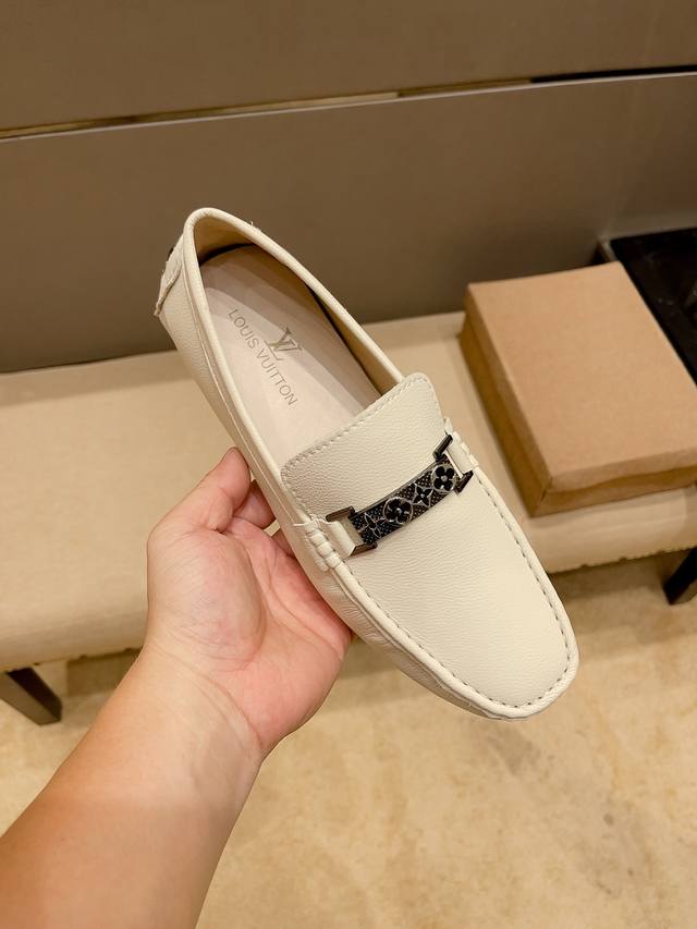 New arrival from the Louis Vuitton official flagship store. Original cowhide upp