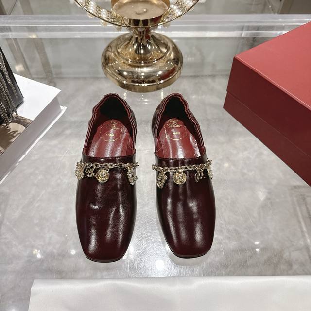 Roger Vivie's new crystal pendant flat shoes are incredibly comfortable! A beaut