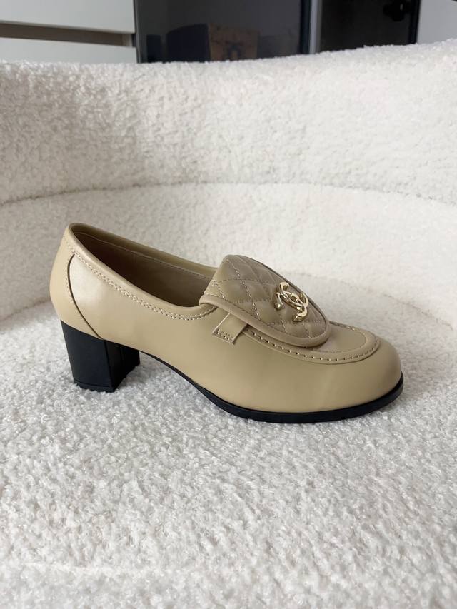 Airplane box + 10 Chanel 25 A new loafers from the official website, finally her