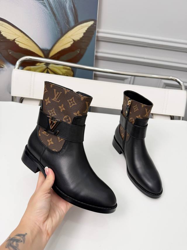 These Louis Vuitton Fall/Winter Haute Couture ankle boots are absolutely stunnin
