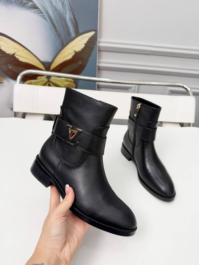 These Louis Vuitton Fall/Winter Haute Couture ankle boots are absolutely stunnin