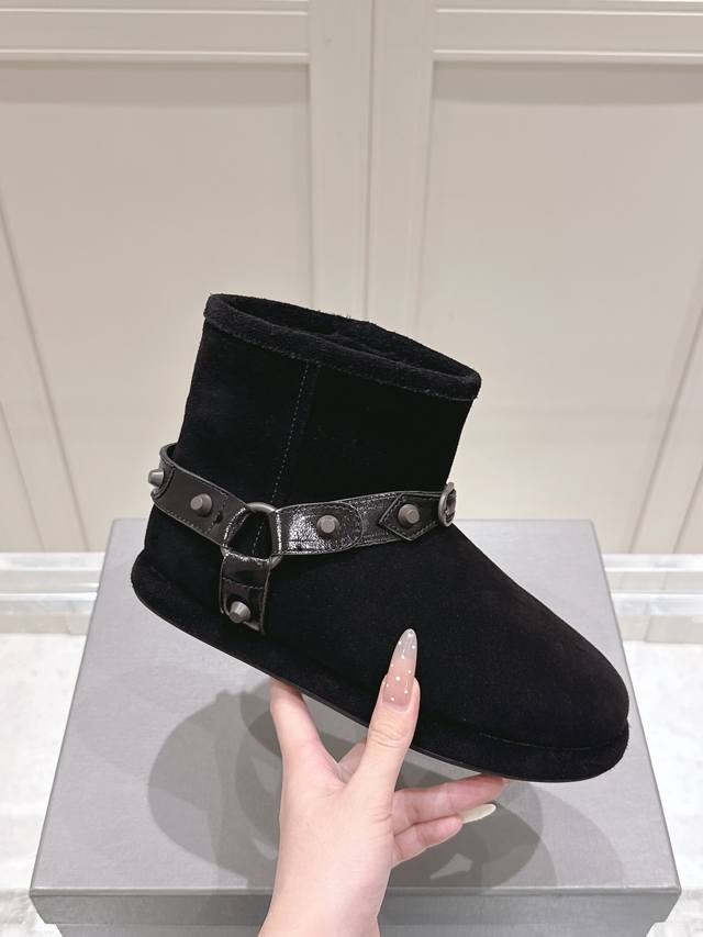 Balenciaga 2025 Fall/Winter New Belt Buckle Rivet Snow Boots. A captivatingly ch