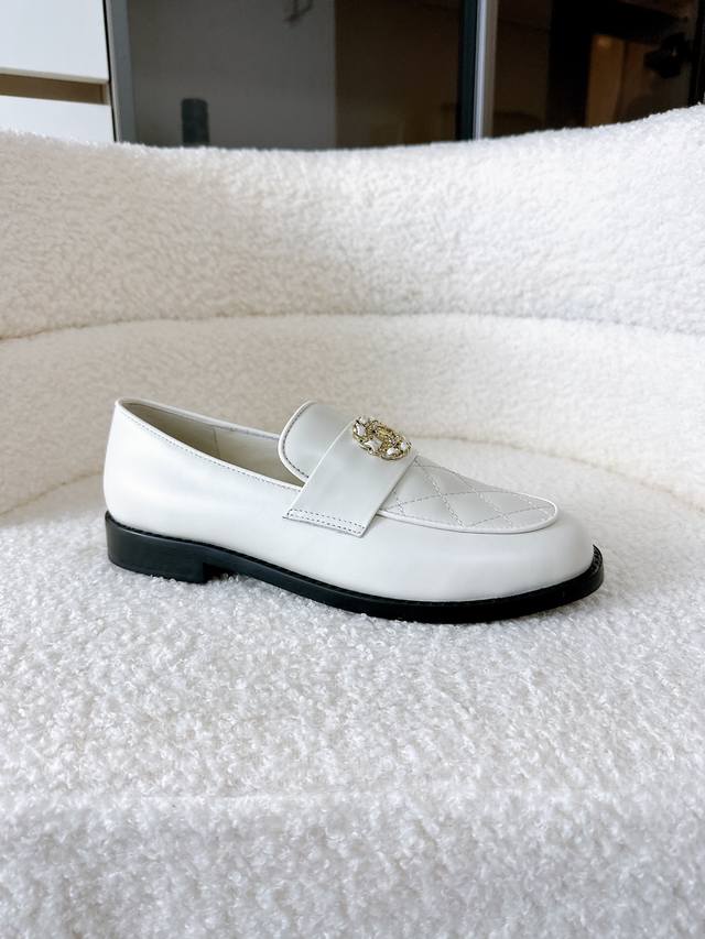 Airplane box + 10 Chanel's pinnacle of style! These 25A loafers are absolutely s