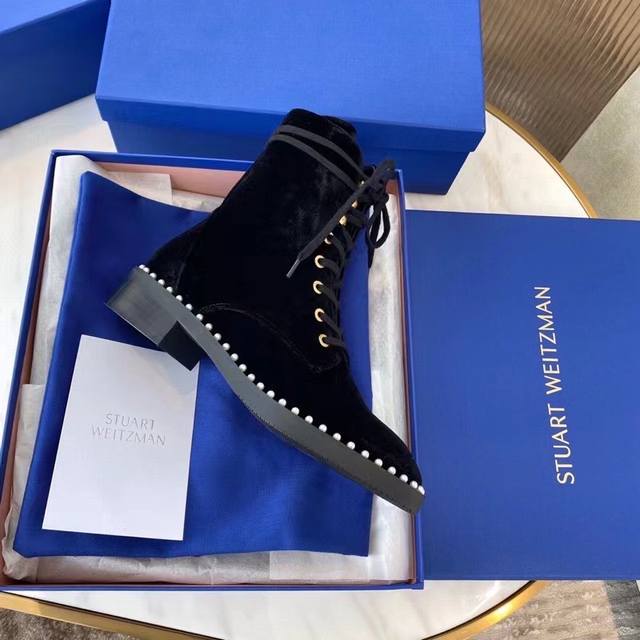 Cline Shine Chelsea Boots offer an elegant interpretation of the classic Sw Chel