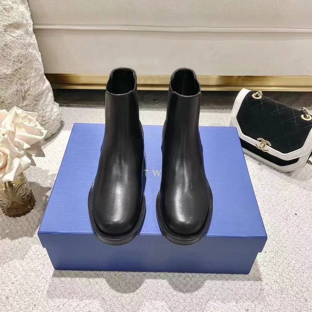 Chelsea boots, with their elegant style, reinterpret the classic Sw Chelsea boot