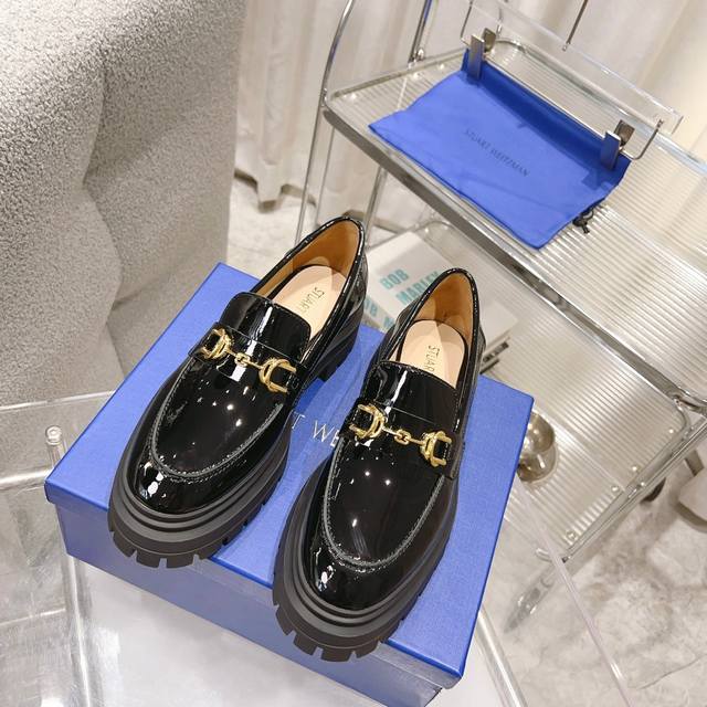 Sw 2025 Early Spring New Platform Loafers. Classic luxurious patent leather craf