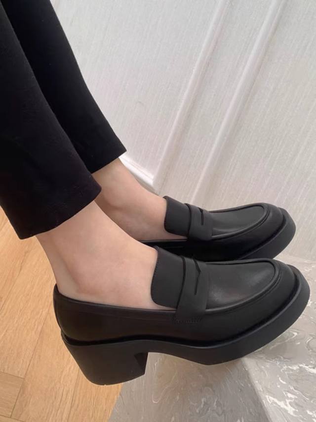 Matte cowhide upper Glossy patent leather upper Imported sheepskin lining Early