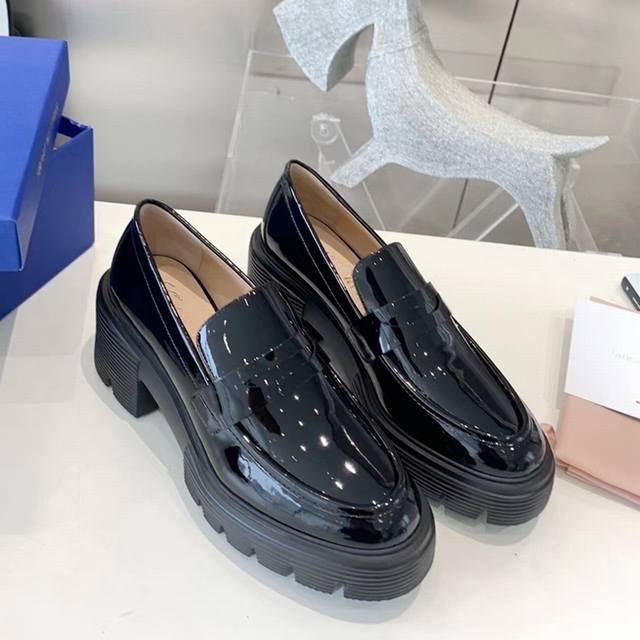 Sw 2025 Early Spring New Platform Loafers. Classic luxurious patent leather craf