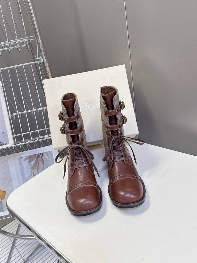 Unfolio, a niche brand, presents its latest Fall/Winter Martin boots. Recommende