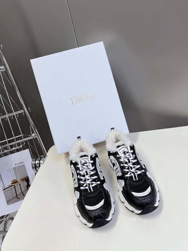 Dior Chrono sneakers are now available! These Dior Chrono sneakers maintain a ti