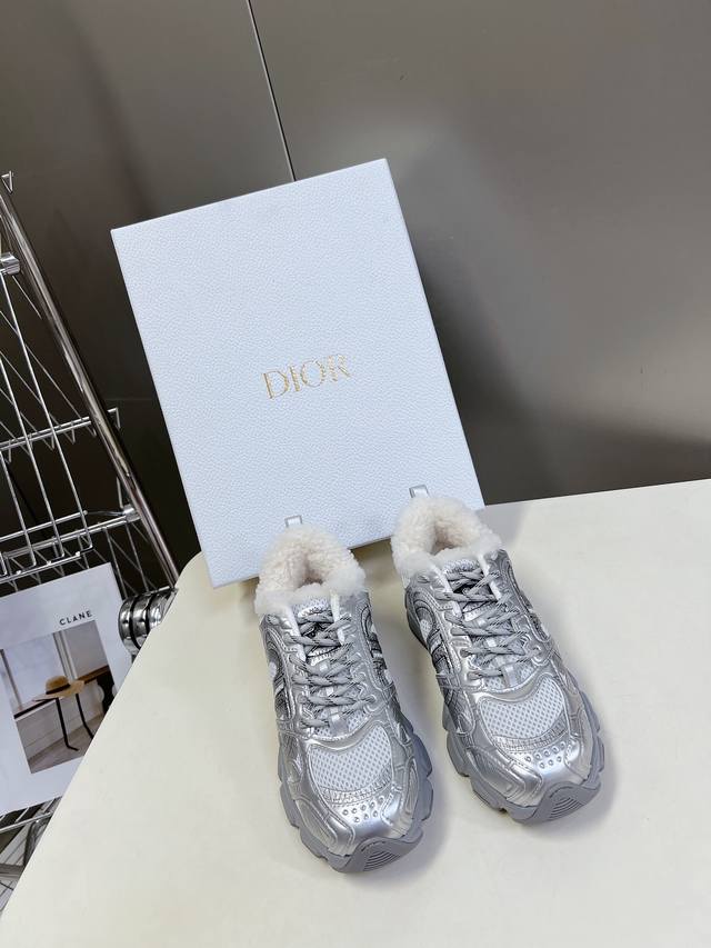 Dior Chrono sneakers are now available! These Dior Chrono sneakers maintain a ti
