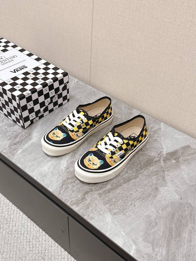 Valentino and Vans latest collaboration casual canvas shoes for couples. Recomme
