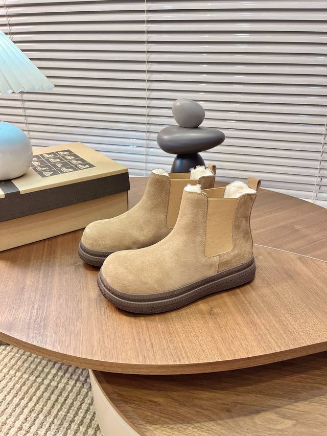 Niche European Designer Snow Boots with Furry Fit A lazy person's dream: Chelsea