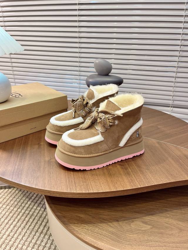 Hot Selling Dopamine Two-Way Snow Boots with Furry Heel. The upper can be folded