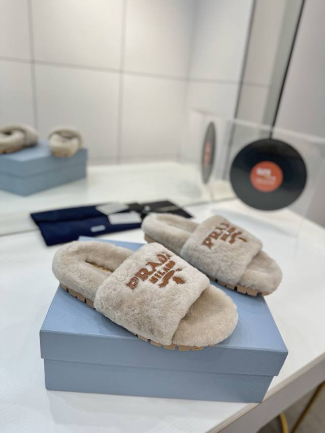 Factory Price P Prada Autumn/Winter New Style Furry Slippers, Furry Shoes, Suita