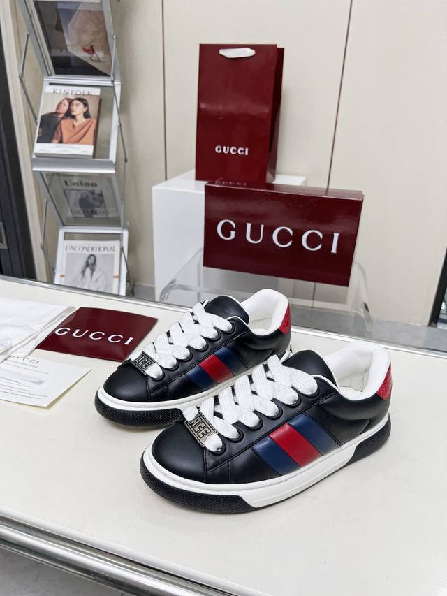 Gucci's latest top-of-the-line loafers have arrived! Combining classic white sne