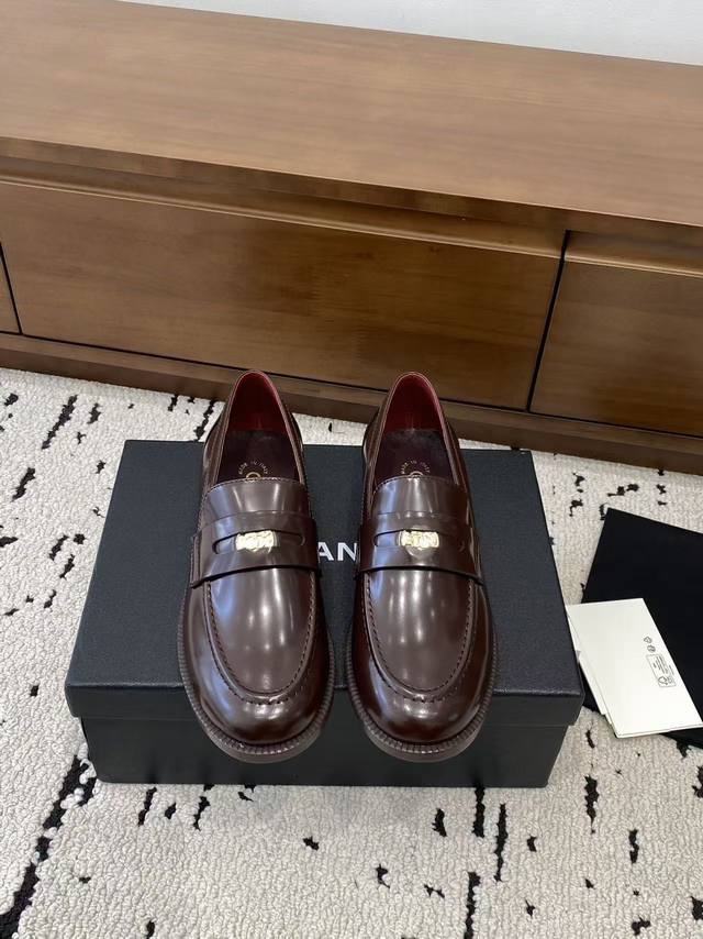 High-quality replica Chanel loafers! A hot seller! Chanel's 2025 Fall/Winter col