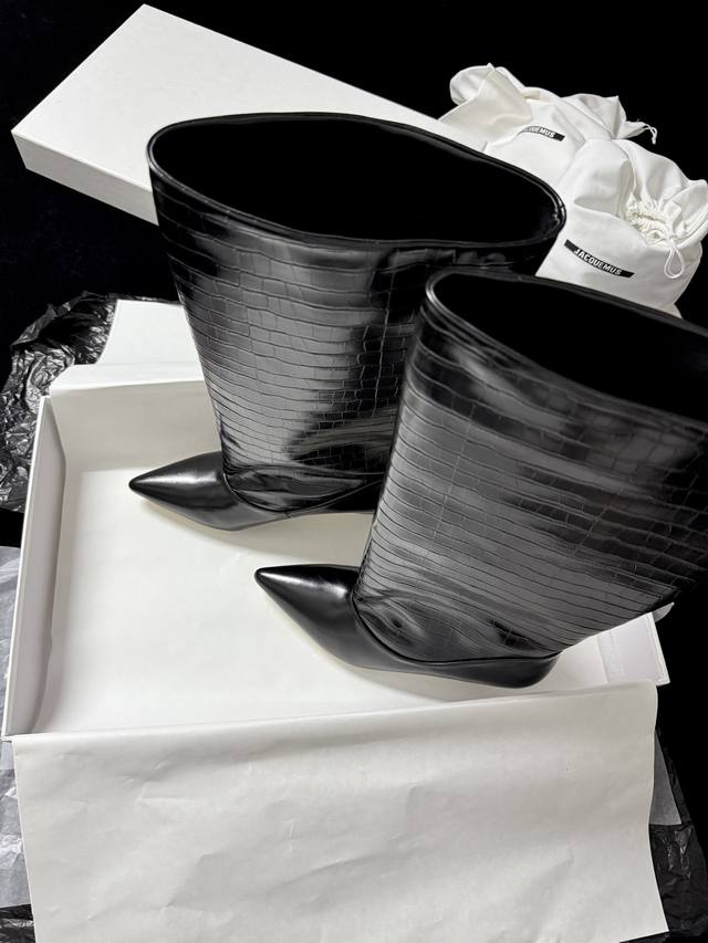 Jacquemus New Boots A "fashionable star" in the world of black knee-high boots!