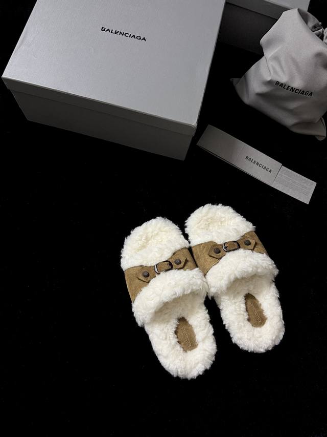 Balenciag* New Arrival! These fluffy slippers are a must-have for fashionistas!