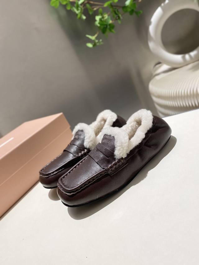 Factory direct, two versions available: leather-lined and fur-lined, flat heel,
