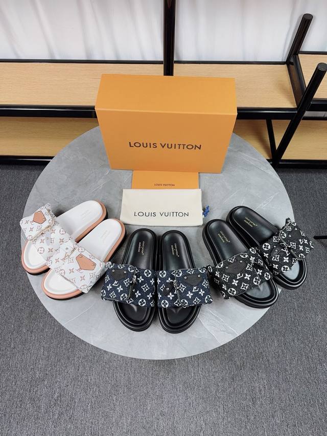 Louis Vuitton 2025 Hot Selling Embossed Logo Sandals. This Pool Pillow Comfort f