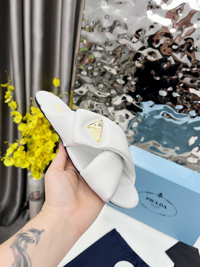 Prada's top-of-the-line 2025 mule shoes are incredibly convenient to wear. No ne