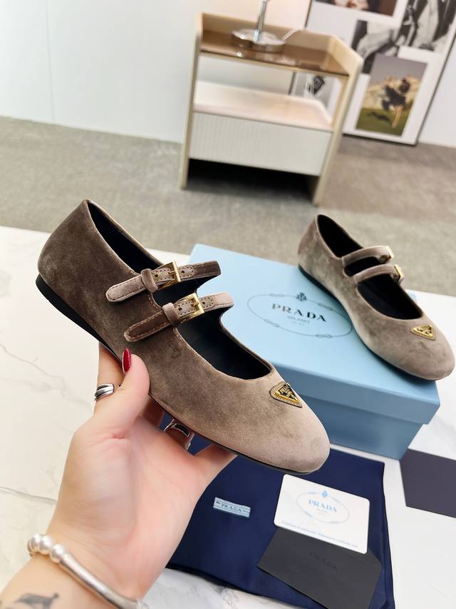 Prada 2025 New British Style Dancing Shoes, Loafers, Retro Fashion Classic Item.