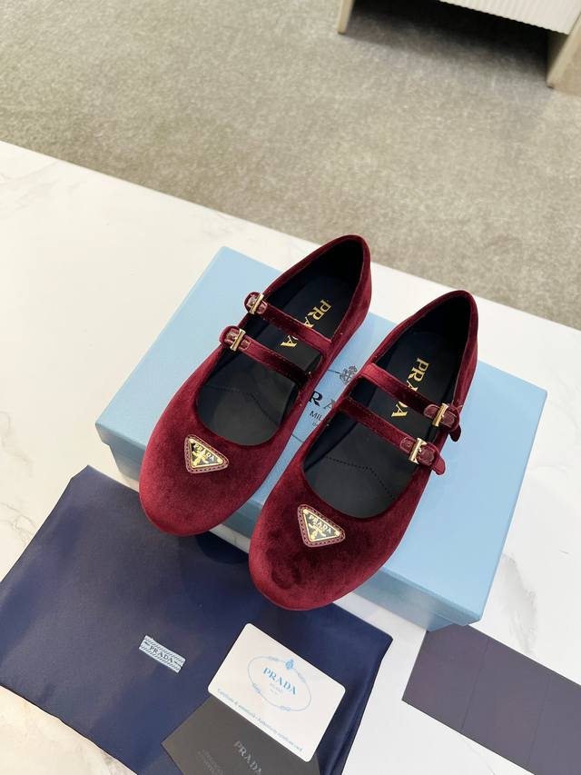 Prada 2025 New British Style Dancing Shoes, Loafers, Retro Fashion Classic Item.
