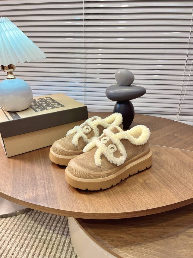 Autumn/Winter Cutie Overload! These Ugg furry snow boots have me completely hook