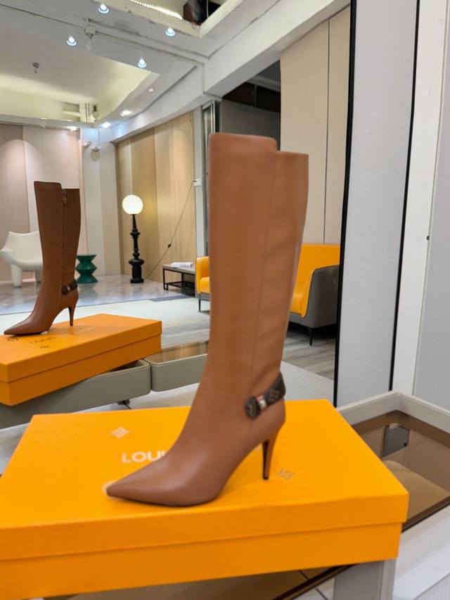 Price: LV Fall/Winter runway style long boots, updated simultaneously with the o