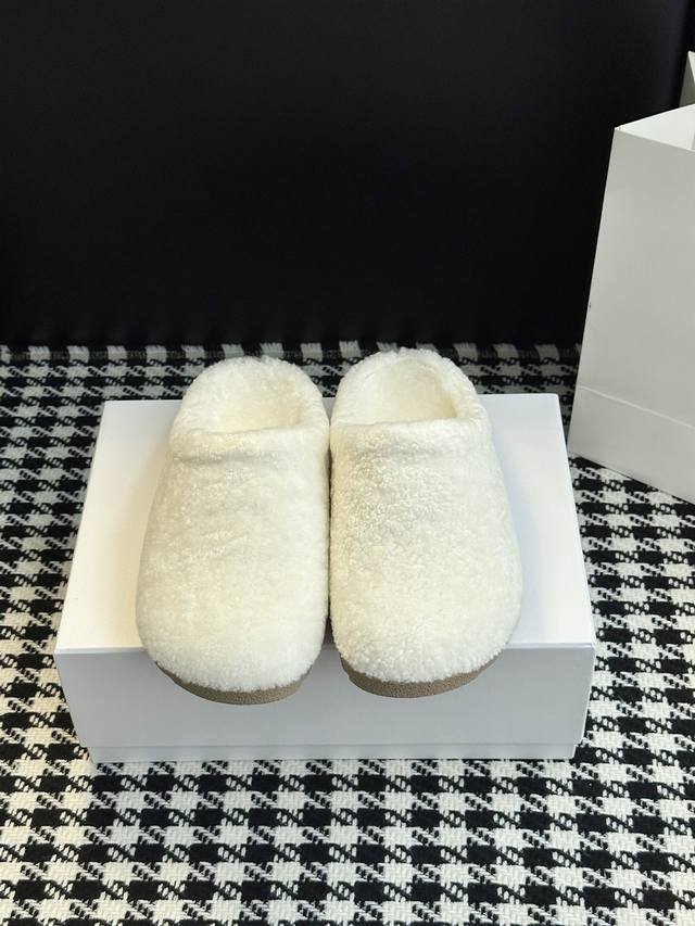 Niche Wool Slippers Creating comfortable and textured classic footwear. A 1:1 re