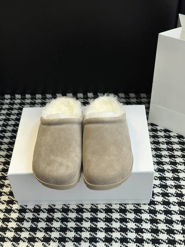 Niche Wool Slippers Creating comfortable and textured classic footwear. A 1:1 re